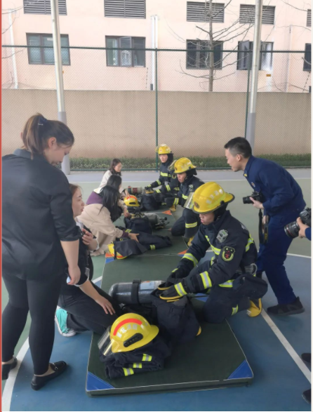 我校组织师生参与“走进红门·体验消防”的活动